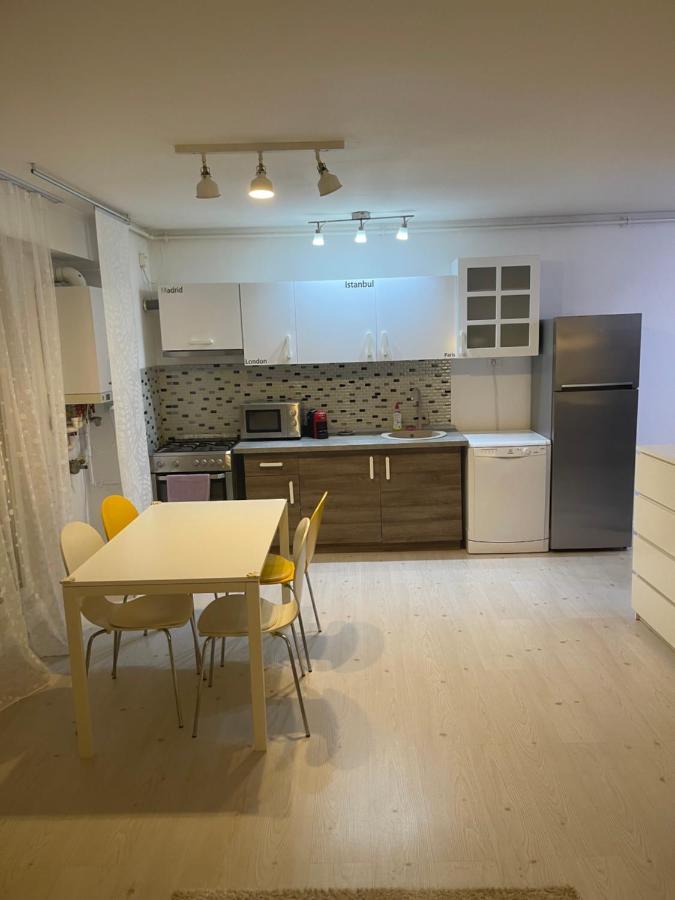 Tranzzit Airport Apartment II Отопень Екстер'єр фото