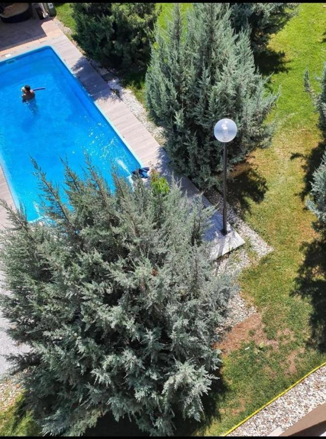 Tranzzit Airport Apartment II Отопень Екстер'єр фото